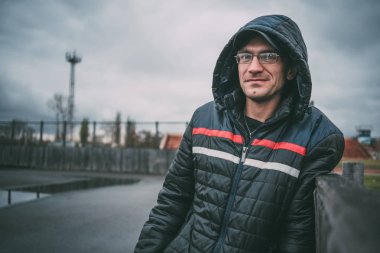 Beyaz adam kışın sokak giysiler içinde poz dış, adam. Masaüstünüz için duvar kağıtları. sokak tarzı. duygusal portre