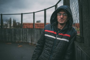 Beyaz adam kışın sokak giysiler içinde poz dış, adam. Masaüstünüz için duvar kağıtları. sokak tarzı. duygusal portre
