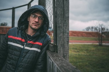 Beyaz adam kışın sokak giysiler içinde poz dış, adam. Masaüstünüz için duvar kağıtları. sokak tarzı. duygusal portre