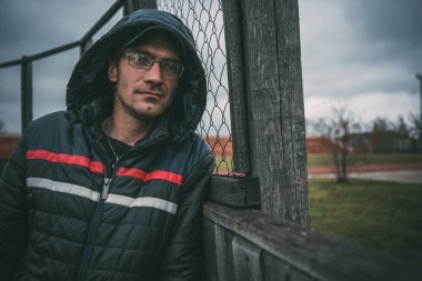 Beyaz adam kışın sokak giysiler içinde poz dış, adam. Masaüstünüz için duvar kağıtları. sokak tarzı. duygusal portre