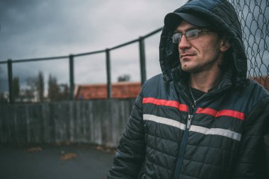 Beyaz adam kışın sokak giysiler içinde poz dış, adam. Masaüstünüz için duvar kağıtları. sokak tarzı. duygusal portre