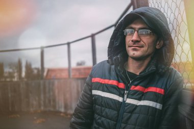 Beyaz adam kışın sokak giysiler içinde poz dış, adam. Masaüstünüz için duvar kağıtları. sokak tarzı. duygusal portre