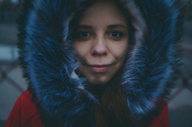 Kız sokakta, bir öğrenci sokak giysileri kışın poz. sokak tarzı. duygusal portre