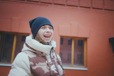 Kız sokakta, bir öğrenci sokak giysileri kışın poz. sokak tarzı. duygusal portre