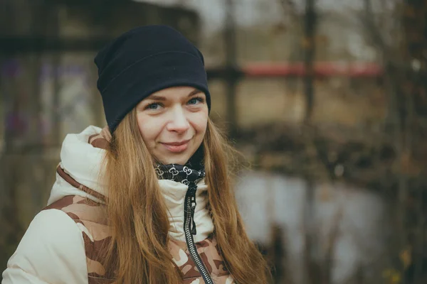 Uma Mulher Com Capuz Quente Caminha Parque Menina Bonita Descansando — Fotografia de Stock