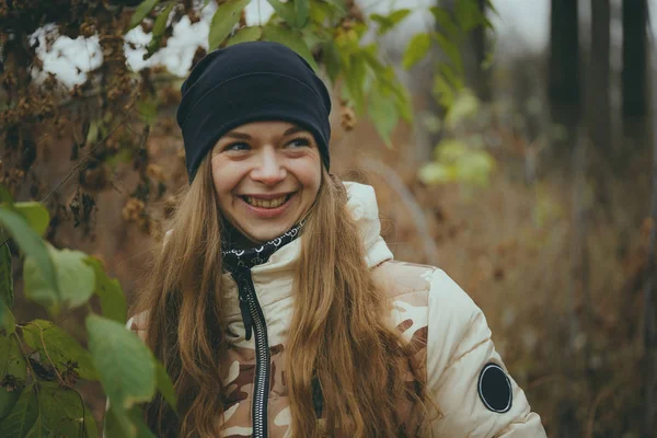 Uma Mulher Com Capuz Quente Caminha Parque Menina Bonita Descansando — Fotografia de Stock