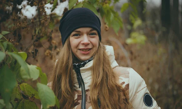 Uma Mulher Com Capuz Quente Caminha Parque Menina Bonita Descansando — Fotografia de Stock