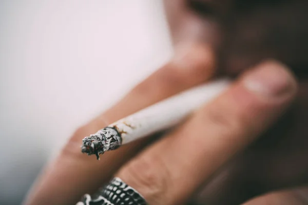 Hombre Fuma Cigarrillo Tipo Con Gafas Fuma Cigarrillos Humo Tabaco — Foto de Stock