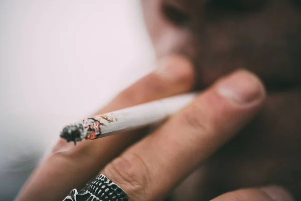 Hombre Fuma Cigarrillo Tipo Con Gafas Fuma Cigarrillos Humo Tabaco — Foto de Stock