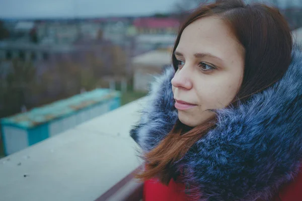 Menina Posando Rua Uma Estudante Roupas Rua Inverno Estilo Rua — Fotografia de Stock