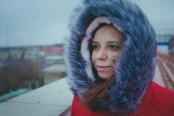 Menina Posando Rua Uma Estudante Roupas Rua Inverno Estilo Rua — Fotografia de Stock