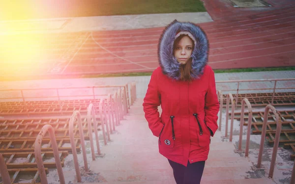 Menina Posando Rua Uma Estudante Roupas Rua Inverno Estilo Rua — Fotografia de Stock