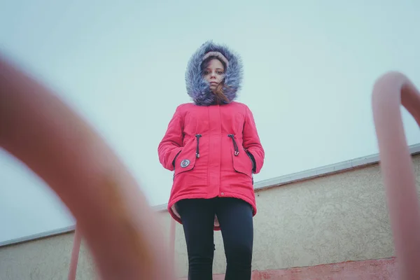 Menina Posando Rua Uma Estudante Roupas Rua Inverno Estilo Rua — Fotografia de Stock