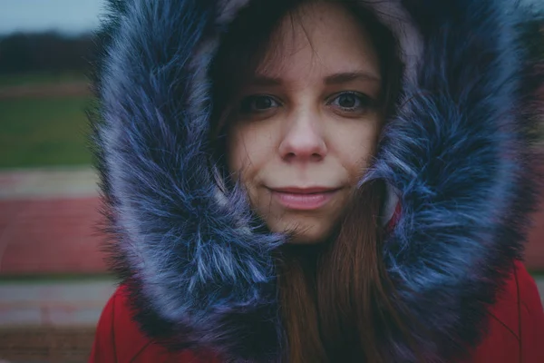 女孩在街上摆姿势 一个学生在冬天穿着街头服装 街头风格 情感肖像 — 图库照片
