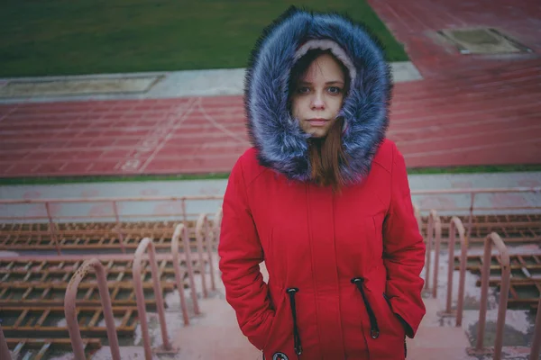 Menina Posando Rua Uma Estudante Roupas Rua Inverno Estilo Rua — Fotografia de Stock