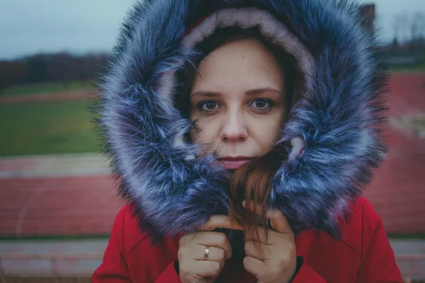 Dziewczyna Pozuje Ulicy Student Ulicy Ubrania Zimie Ulicy Stylu Emocjonalne — Zdjęcie stockowe