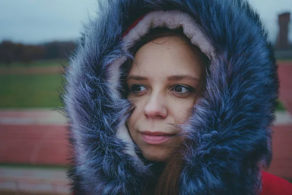 Menina Posando Rua Uma Estudante Roupas Rua Inverno Estilo Rua — Fotografia de Stock