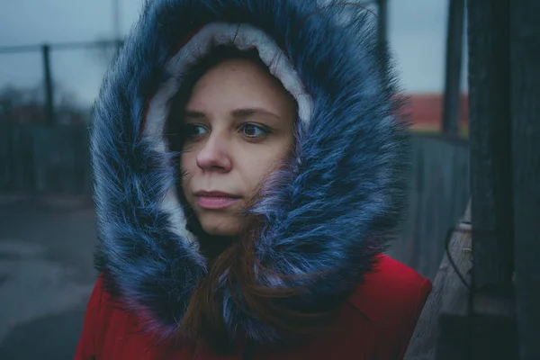 Menina Posando Rua Uma Estudante Roupas Rua Inverno Estilo Rua — Fotografia de Stock