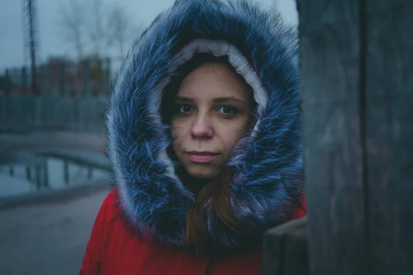 女孩在街上摆姿势 一个学生在冬天穿着街头服装 街头风格 情感肖像 — 图库照片