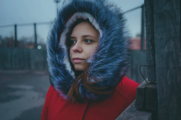 Dziewczyna Pozuje Ulicy Student Ulicy Ubrania Zimie Ulicy Stylu Emocjonalne — Zdjęcie stockowe