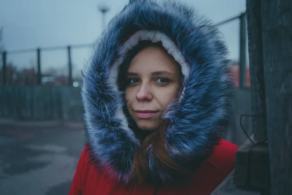 Dziewczyna Pozuje Ulicy Student Ulicy Ubrania Zimie Ulicy Stylu Emocjonalne — Zdjęcie stockowe