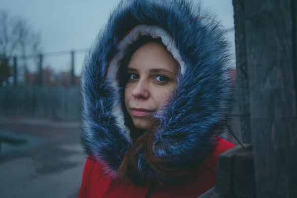 Девушка Позирует Улице Студентка Уличной Одежде Зимой Уличный Стиль Эмоциональные — стоковое фото