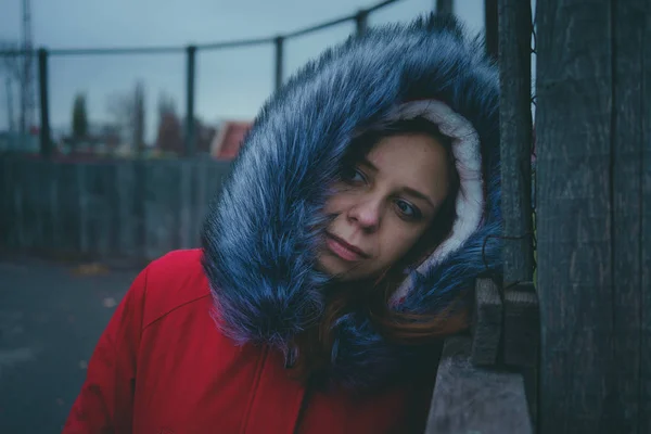 Gadis Berpose Jalan Seorang Mahasiswa Dalam Pakaian Jalan Musim Dingin — Stok Foto