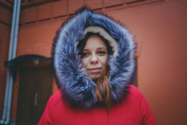 Kız sokakta, bir öğrenci sokak giysileri kışın poz. sokak tarzı. duygusal portre