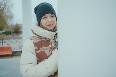 Kız sokakta, bir öğrenci sokak giysileri kışın poz. sokak tarzı. duygusal portre