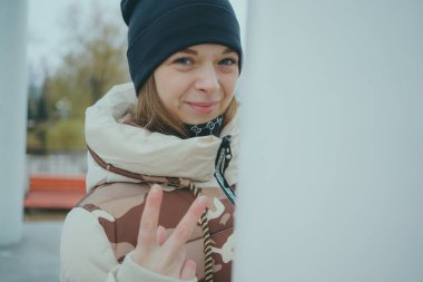 Kız sokakta, bir öğrenci sokak giysileri kışın poz. sokak tarzı. duygusal portre