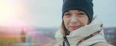 Kız sokakta, bir öğrenci sokak giysileri kışın poz. sokak tarzı. duygusal portre