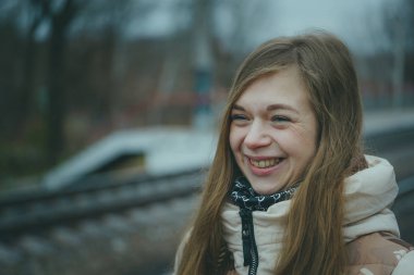 Demiryolu parça soğuk havalarda gurl. Bir sonbahar günü bir tren yolu üzerinde güzel kız