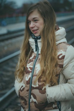Demiryolu parça soğuk havalarda gurl. Bir sonbahar günü bir tren yolu üzerinde güzel kız