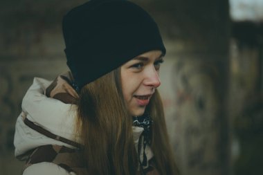 Kız sokakta, bir öğrenci sokak giysileri kışın poz. sokak tarzı. duygusal portre