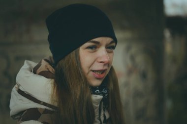 Kız sokakta, bir öğrenci sokak giysileri kışın poz. sokak tarzı. duygusal portre