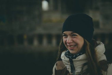 Kız sokakta, bir öğrenci sokak giysileri kışın poz. sokak tarzı. duygusal portre