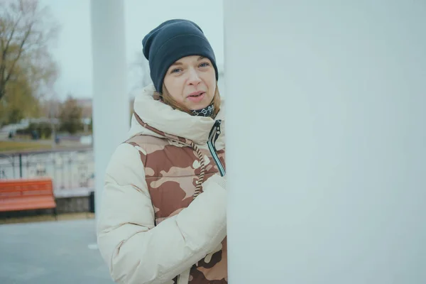 Menina Posando Rua Uma Estudante Roupas Rua Inverno Estilo Rua — Fotografia de Stock