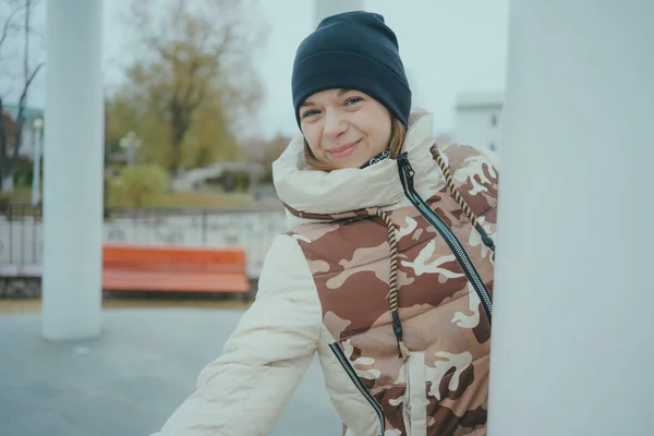 Menina Posando Rua Uma Estudante Roupas Rua Inverno Estilo Rua — Fotografia de Stock