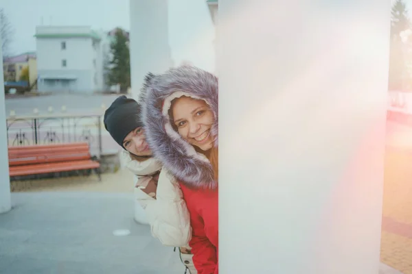 Duas Meninas Uma Caminhada Encontrando Amigos Tempo Frio Mulheres Aquecidas — Fotografia de Stock