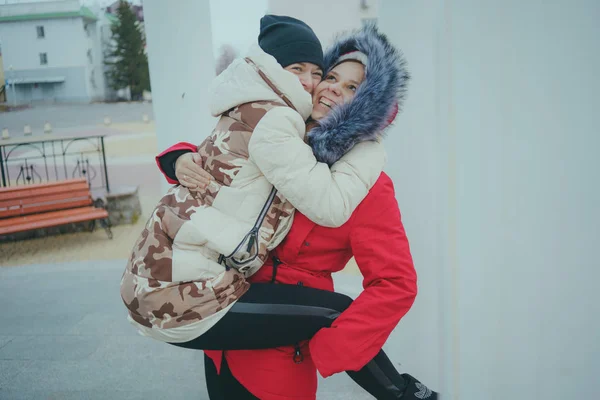 Dos Chicas Paseo Encontrándose Con Amigos Clima Frío Las Mujeres — Foto de Stock