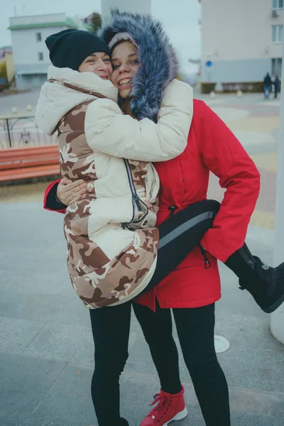 Duas Meninas Uma Caminhada Encontrando Amigos Tempo Frio Mulheres Aquecidas — Fotografia de Stock