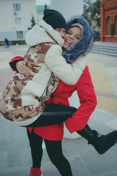 Két Lány Egy Séta Fittnes Hidegben Meleg Kabátok Női Barátság — Stock Fotó