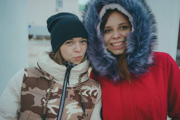 Dwie Dziewczyny Spacer Spotkań Przyjaciółmi Zimnie Ogrzewa Się Ciepłe Kurtki — Zdjęcie stockowe