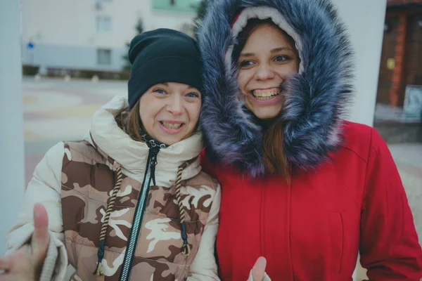 Две Девушки Прогулке Знакомятся Друзьями Холодную Погоду Женщины Разогреваются Теплых — стоковое фото