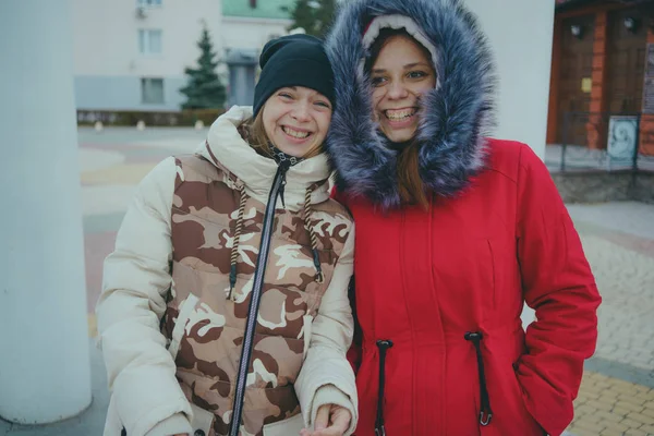 两个女孩在散步 在寒冷的天气里遇到朋友 女人穿着温暖的夹克热身 女性友谊的概念 — 图库照片