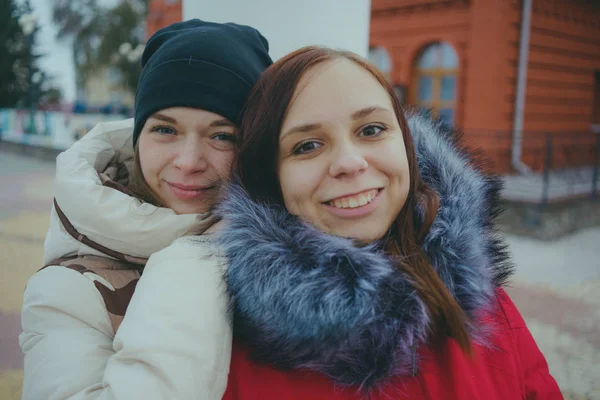 Duas Meninas Uma Caminhada Encontrando Amigos Tempo Frio Mulheres Aquecidas — Fotografia de Stock