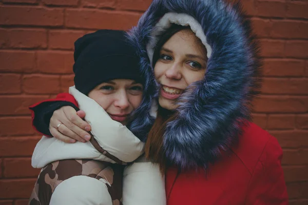 Две Девушки Прогулке Знакомятся Друзьями Холодную Погоду Женщины Разогреваются Теплых — стоковое фото