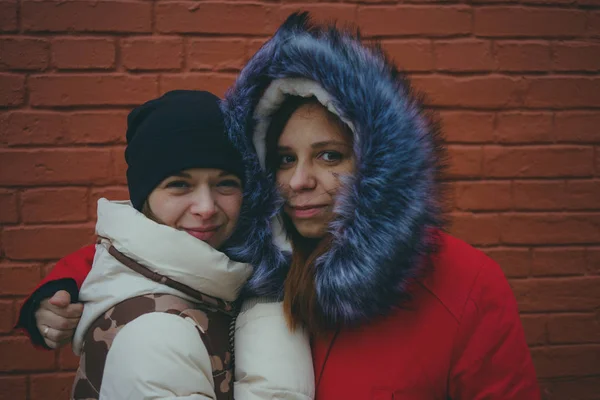 Två Tjejer Promenad Träffa Vänner Kallt Väder Kvinnor Som Värmts — Stockfoto
