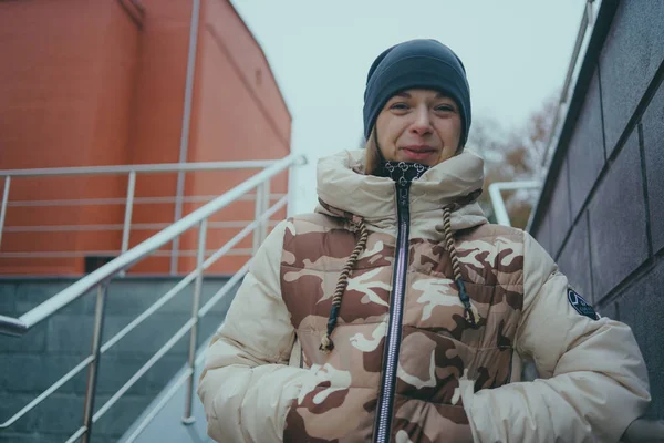 Menina Posando Rua Uma Estudante Roupas Rua Inverno Estilo Rua — Fotografia de Stock