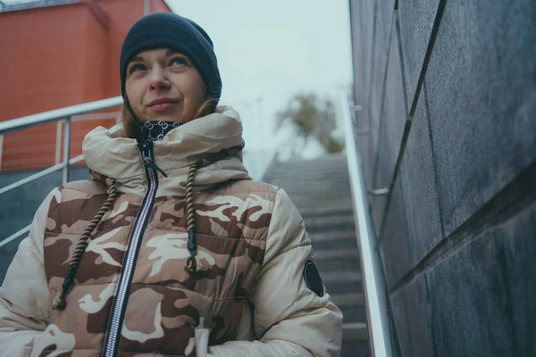 Menina Posando Rua Uma Estudante Roupas Rua Inverno Estilo Rua — Fotografia de Stock